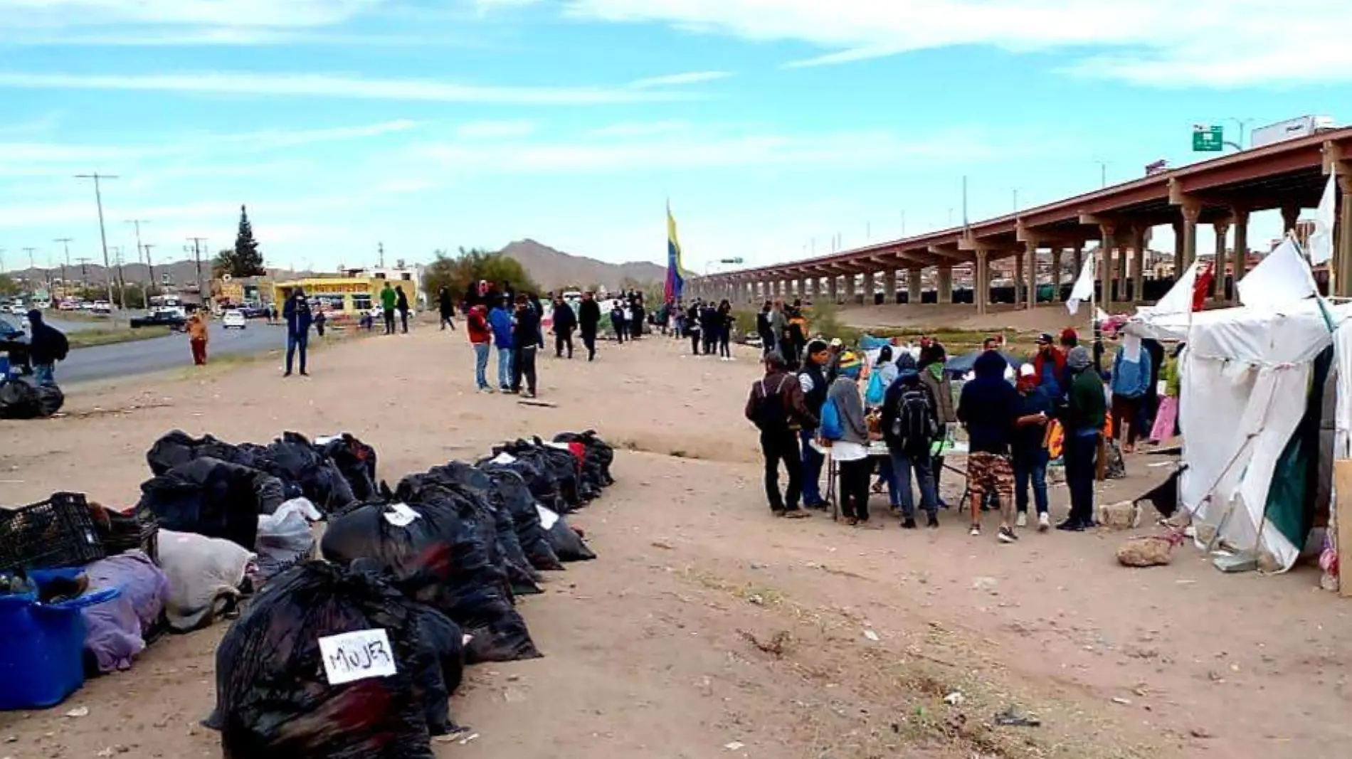 Bolsas de ropa que donaran los migrantes 2